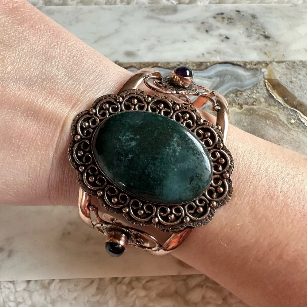 2143 Vintage Green Stone Bracelet with Intricate Design